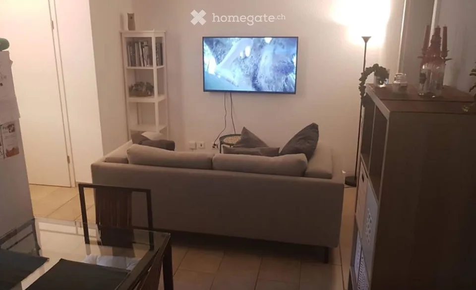 Zimmer mit Möbeln in den Höhen von Lausanne