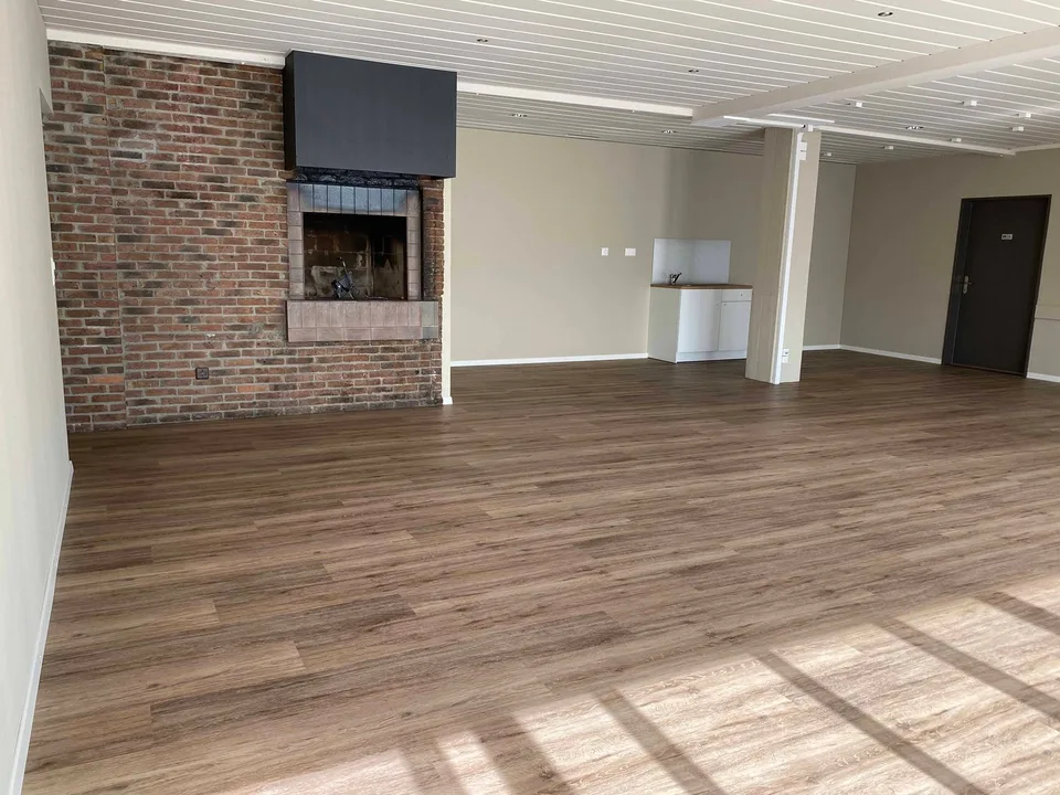 80 m2 commercial space for a shop or practice/office