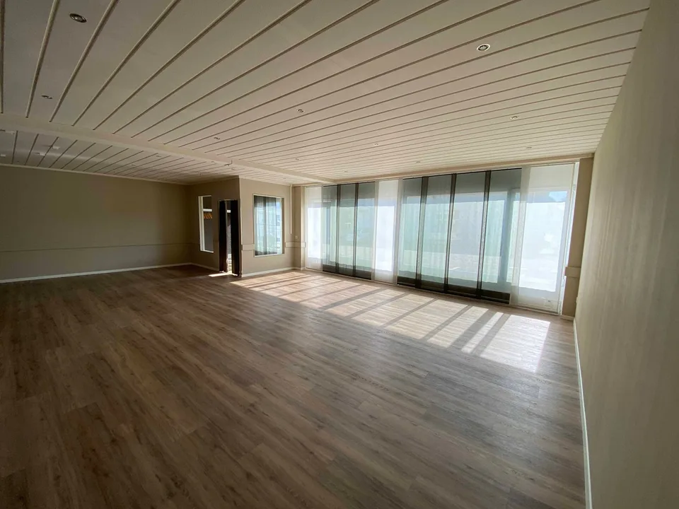 80 m2 commercial space for a shop or practice/office