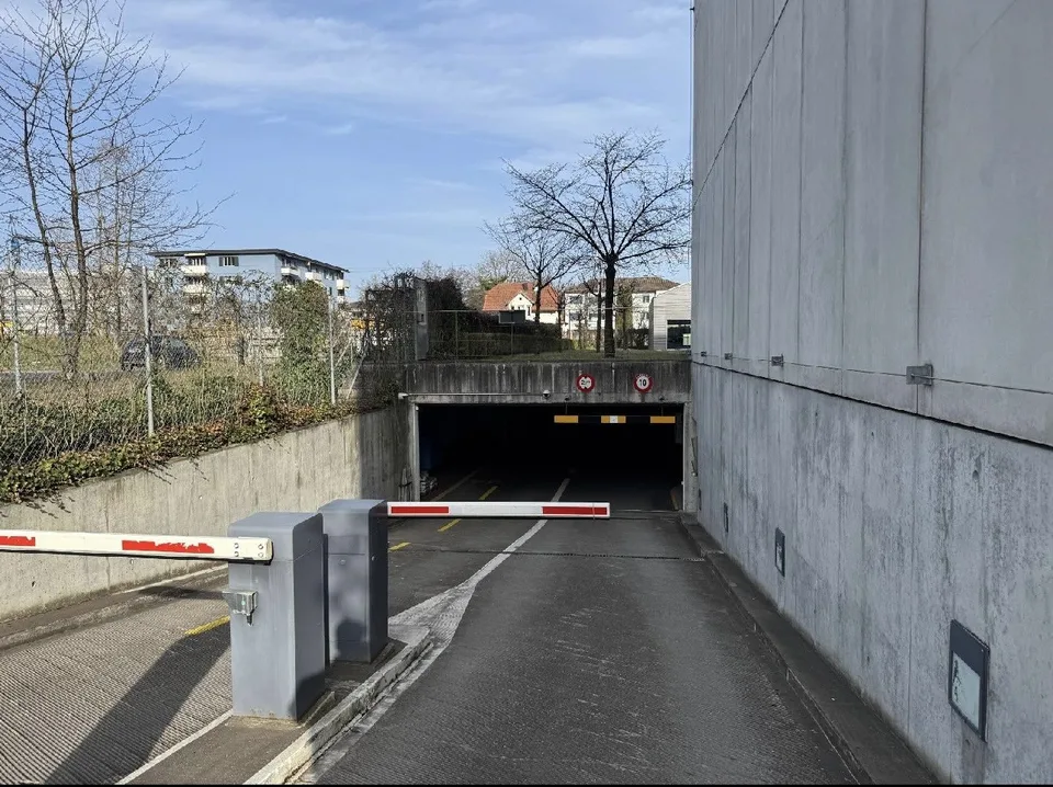 TIEFGARAGEN PARKPLÄTZE IN ADLISWIL, ZÜRICH / AB 2.- CHF/H / AB 200.- CHF/MONAT