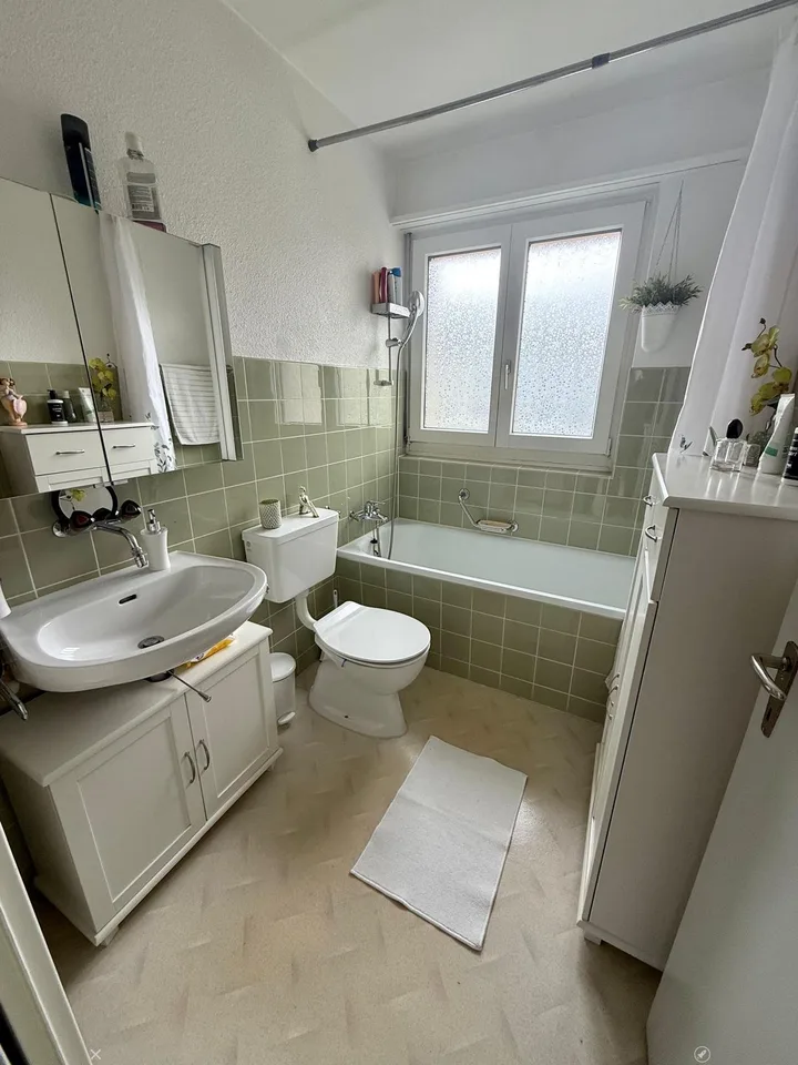 4-Zimmerwohnung im Hochparterre an ruhiger Lage - App. de 4 pièces au rez-de-chaussée surélevé