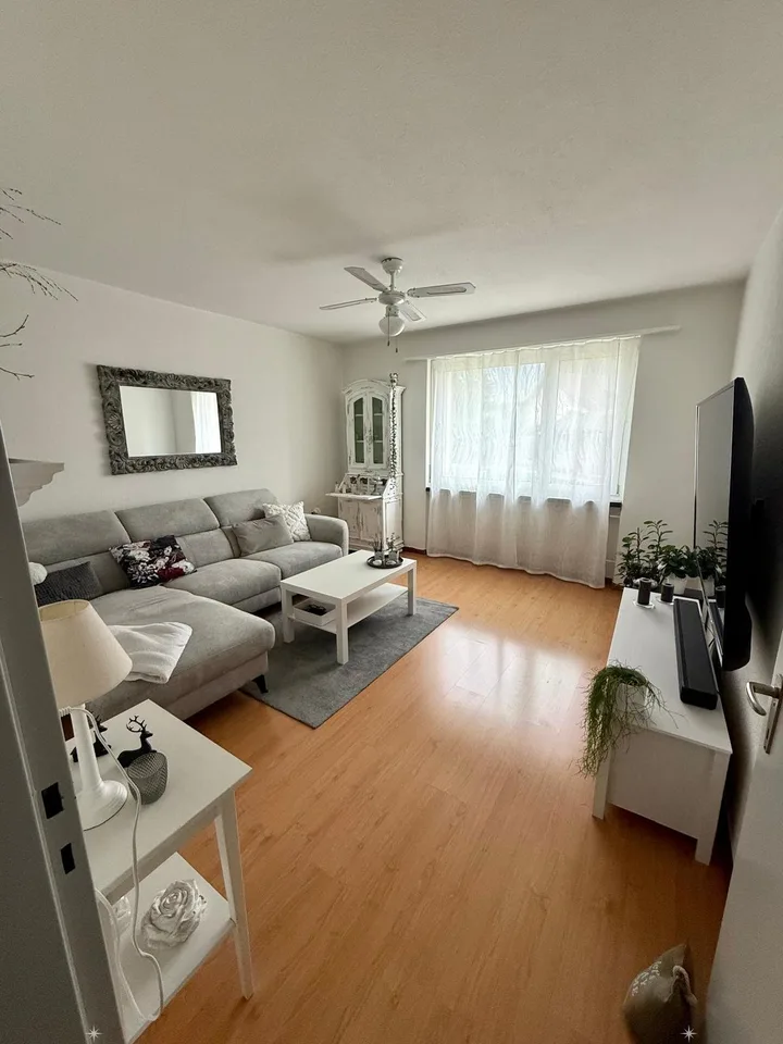 4-Zimmerwohnung im Hochparterre an ruhiger Lage - App. de 4 pièces au rez-de-chaussée surélevé