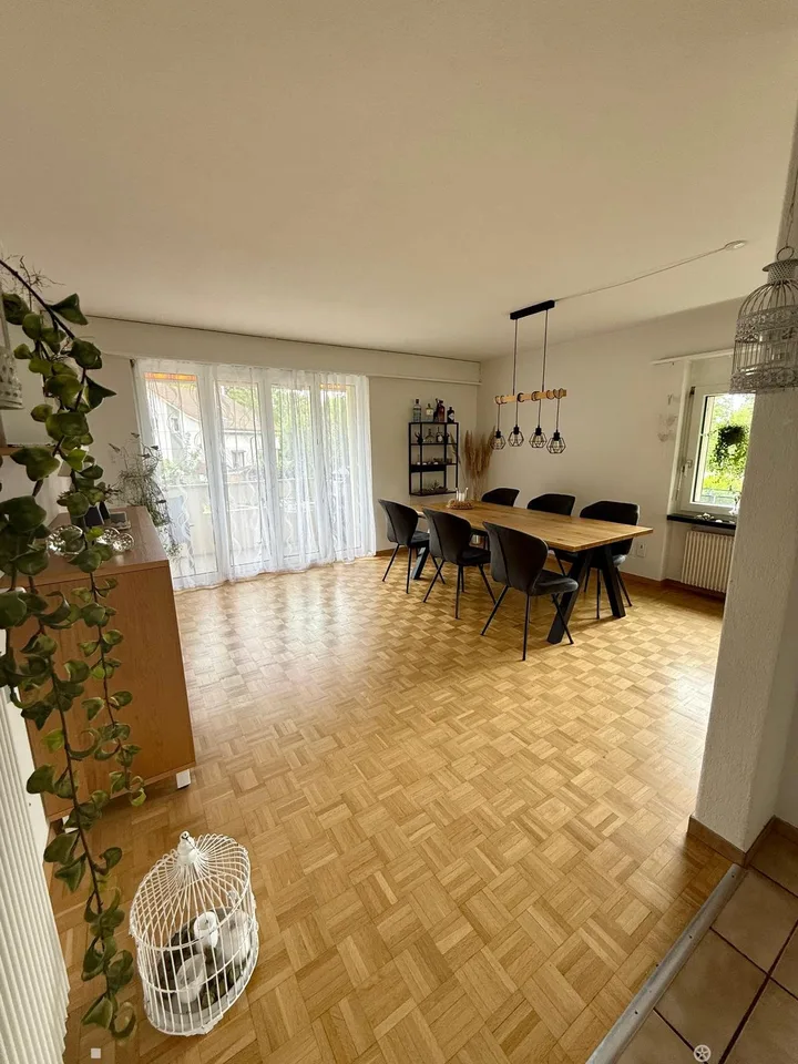 4-Zimmerwohnung im Hochparterre an ruhiger Lage - App. de 4 pièces au rez-de-chaussée surélevé