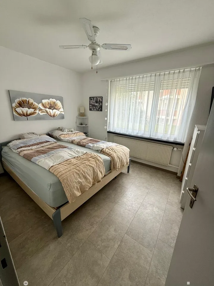 4-Zimmerwohnung im Hochparterre an ruhiger Lage - App. de 4 pièces au rez-de-chaussée surélevé