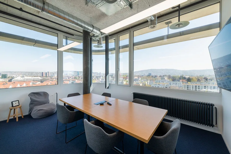 Spazio ufficio moderno al 10° piano con vista a 360°