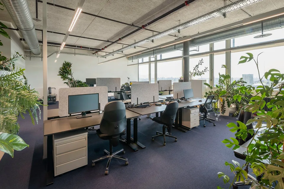 Spazio ufficio moderno al 10° piano con vista a 360°