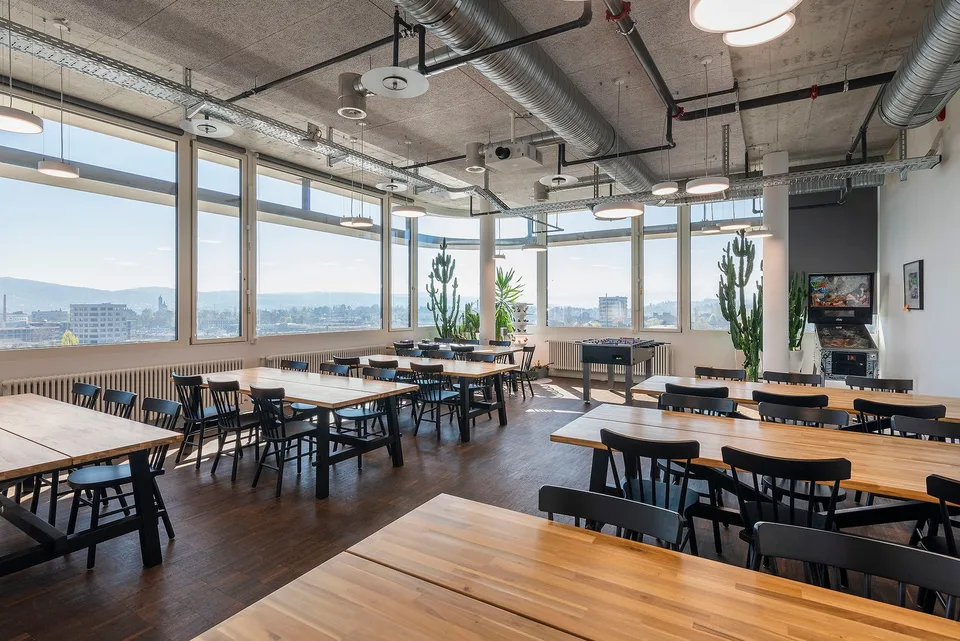 Spazio ufficio moderno al 10° piano con vista a 360°