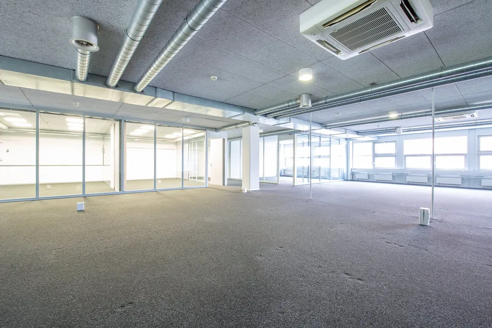 Premium Lagerhalle mit Verladerampe sowie Warenlift