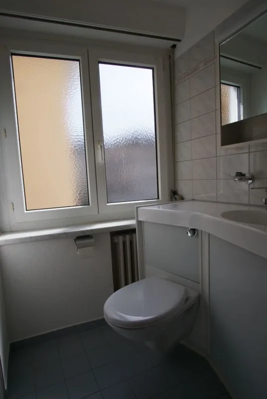 Schöne, helle 1.5-Zi-Wohnung. Sep.Küche, Lift. 5.Etage mit Aussicht! Zentral (Bus+Stadtbahnhof,Läden,See!)