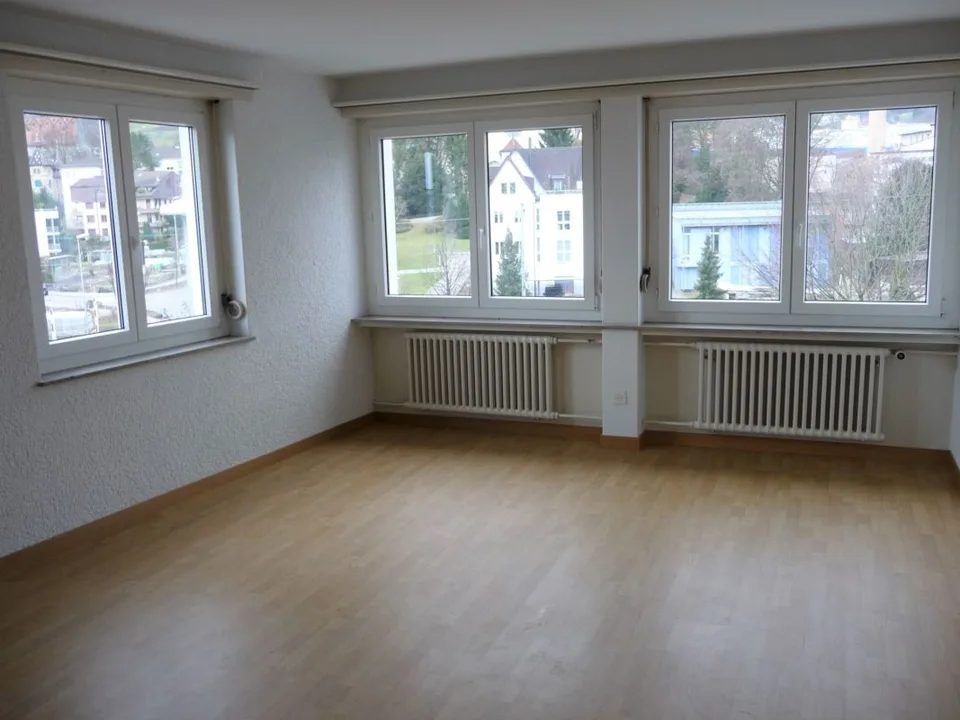 Schöne, helle 1.5-Zi-Wohnung. Sep.Küche, Lift. 5.Etage mit Aussicht! Zentral (Bus+Stadtbahnhof,Läden,See!)