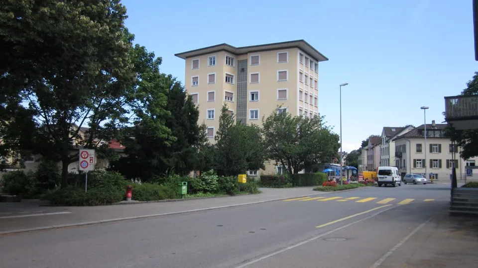 Schöne, helle 1.5-Zi-Wohnung. Sep.Küche, Lift. 5.Etage mit Aussicht! Zentral (Bus+Stadtbahnhof,Läden,See!)