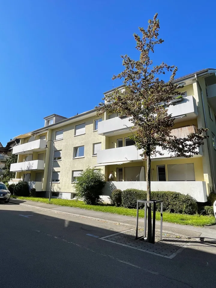 Helle, geräumige 4.5 Zimmerwohnung mit Balkon in Seenähe zu vermieten
