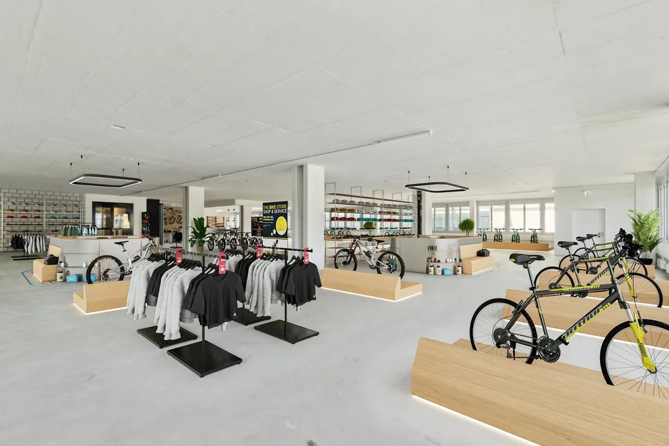 Spazio commerciale flessibile e spazioso - molti parcheggi