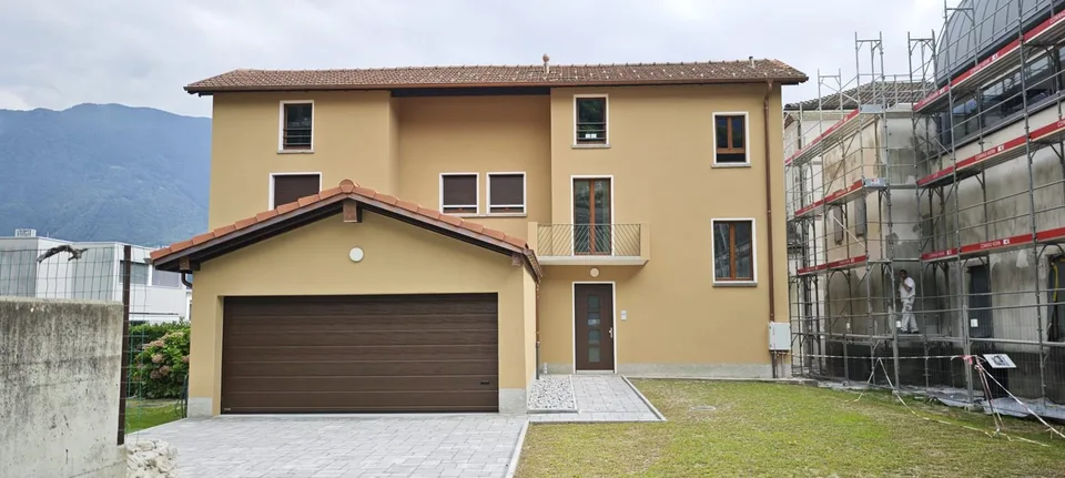 3.5 locali in casa bifamiliare interamente ristrutturata a Monte Carasso