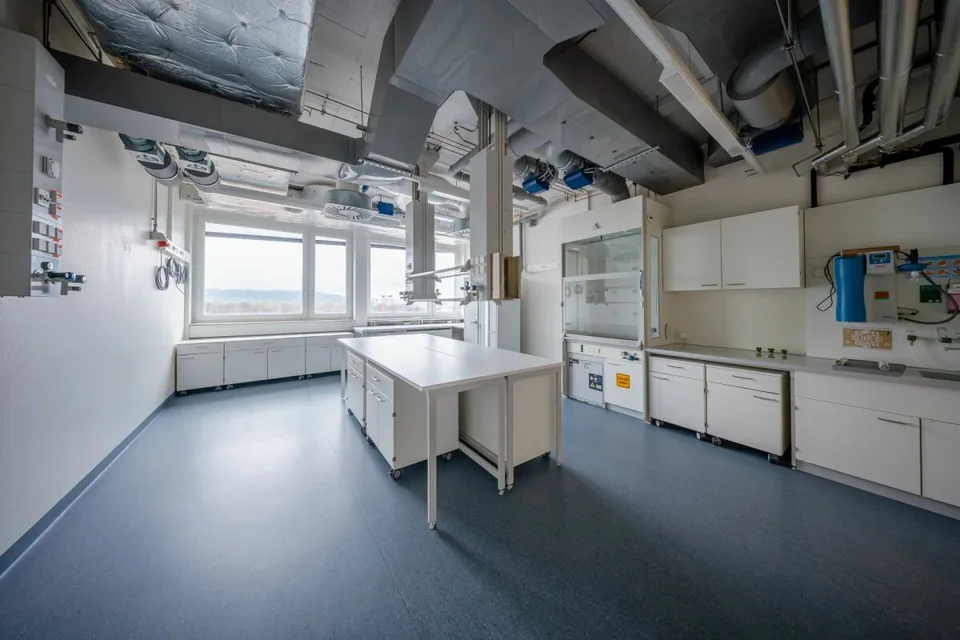 Scopri il futuro della ricerca: spazi laboratoriali all'avanguardia per innovazioni rivoluzionarie.