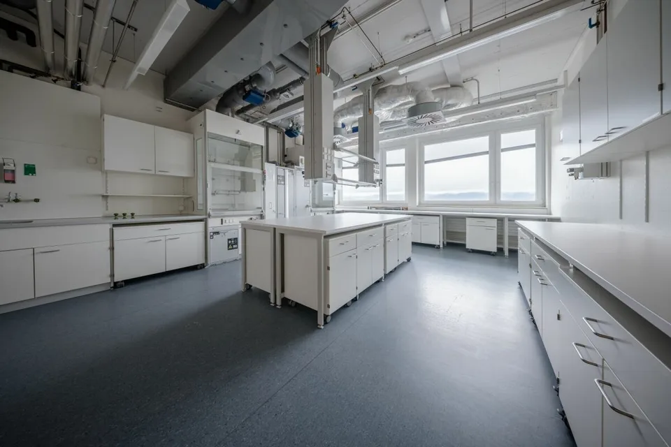 Scopri il futuro della ricerca: spazi laboratoriali all'avanguardia per innovazioni rivoluzionarie.