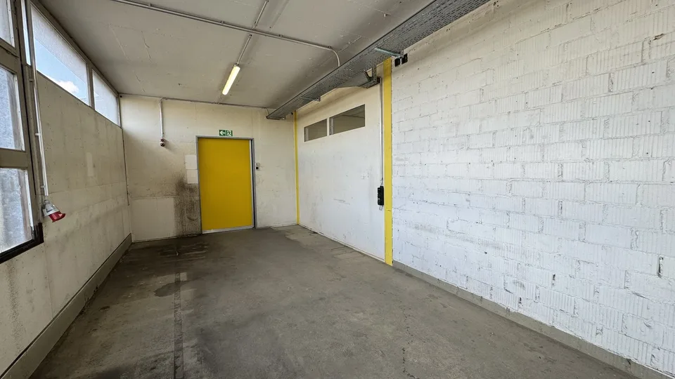 Espace commercial avec rampe de chargement à louer