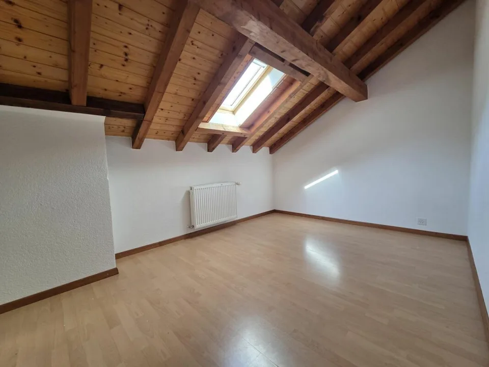 Appartamento di 5 locali 1/2 in duplex con balcone e posti auto esterni