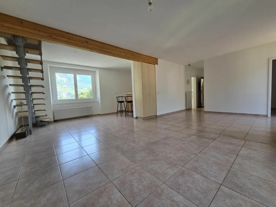 Appartamento di 5 locali 1/2 in duplex con balcone e posti auto esterni