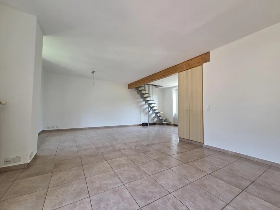 Appartamento di 5 locali 1/2 in duplex con balcone e posti auto esterni