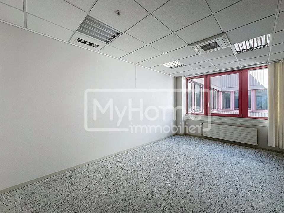 Ampio locale di 805 m2 con più di 8 locali a Lonay