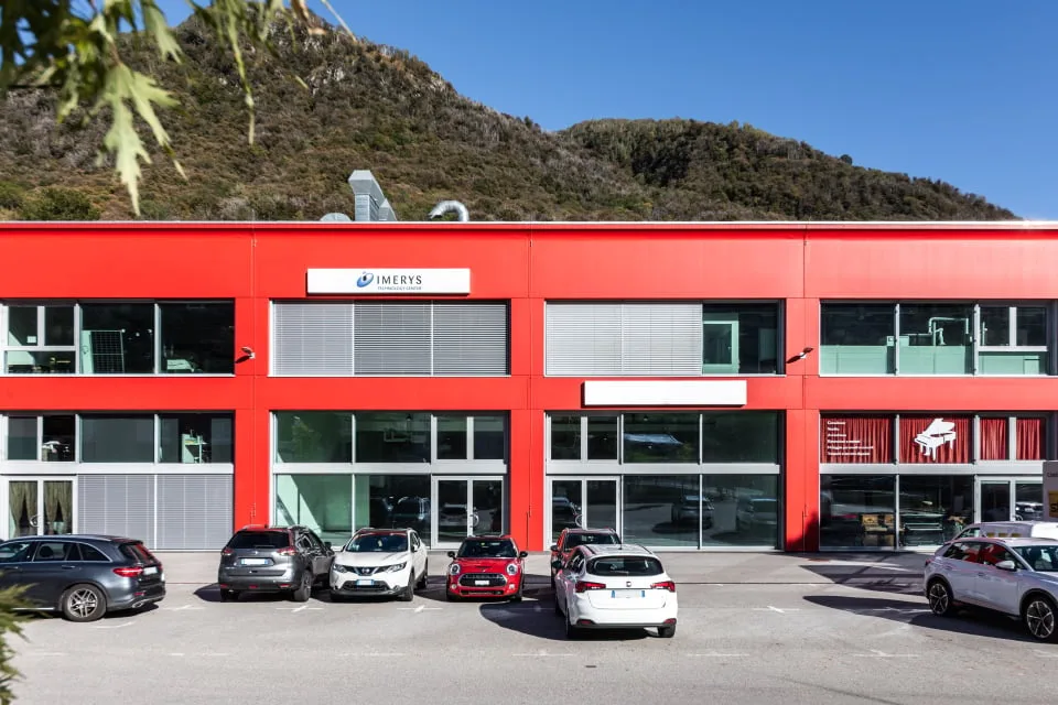 SOTTOCENERI - AFFITTASI AMPIO SPAZIO AFFACCIATO SULLA CANTONALE (002)