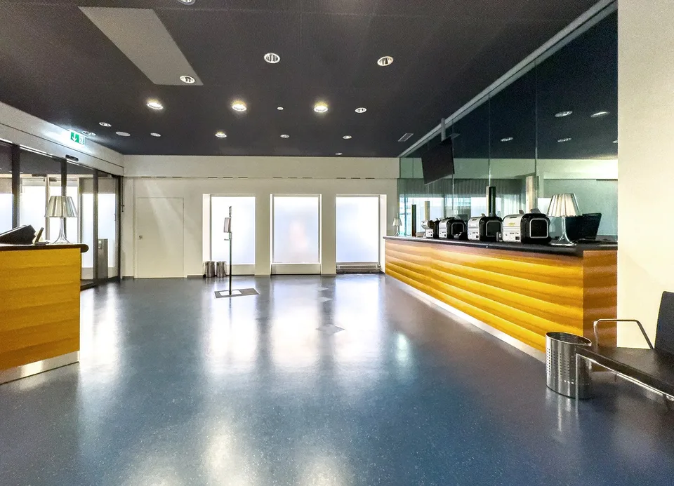 Spazio al dettaglio e ufficio direttamente alla stazione
