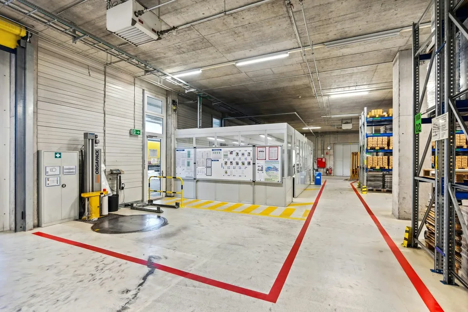 Environ 1'500 m2 grande, 10m de haut, hall industriel accessible aux camions avec grues 8t et charge au sol élevée, bureau – photo 7 sur 8