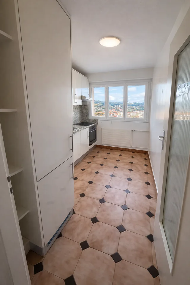 Affascinante appartamento di 3,5 locali con vista panoramica - Primo mese di affitto offerto!