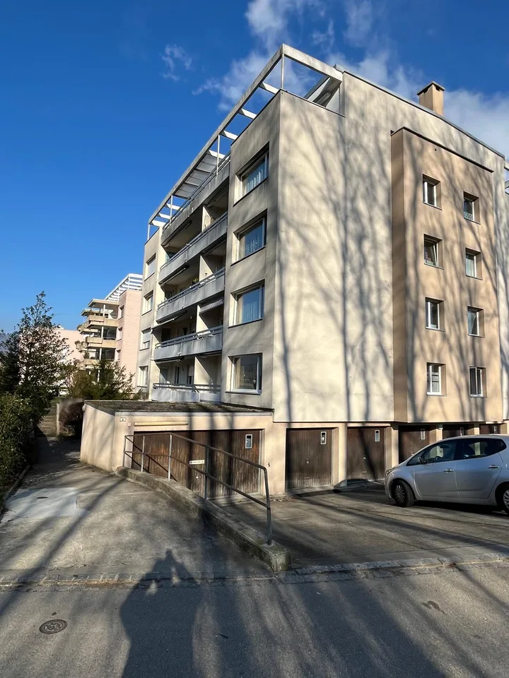 Gepflegte und grosszügige 4,5-Zi.-Wohnung mit Schwimmbad-Mitbenutzung zu vermieten