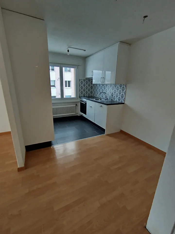 Gepflegte und grosszügige 4,5-Zi.-Wohnung mit Schwimmbad-Mitbenutzung zu vermieten