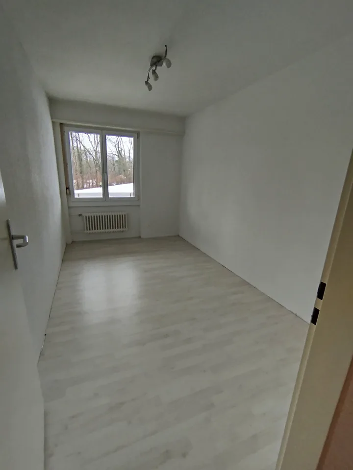 Gepflegte und grosszügige 4,5-Zi.-Wohnung mit Schwimmbad-Mitbenutzung zu vermieten – Foto 7 von 12