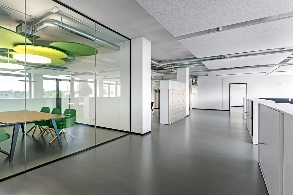 ausgebaute und moderne Bürofläche im Industrial-Look
