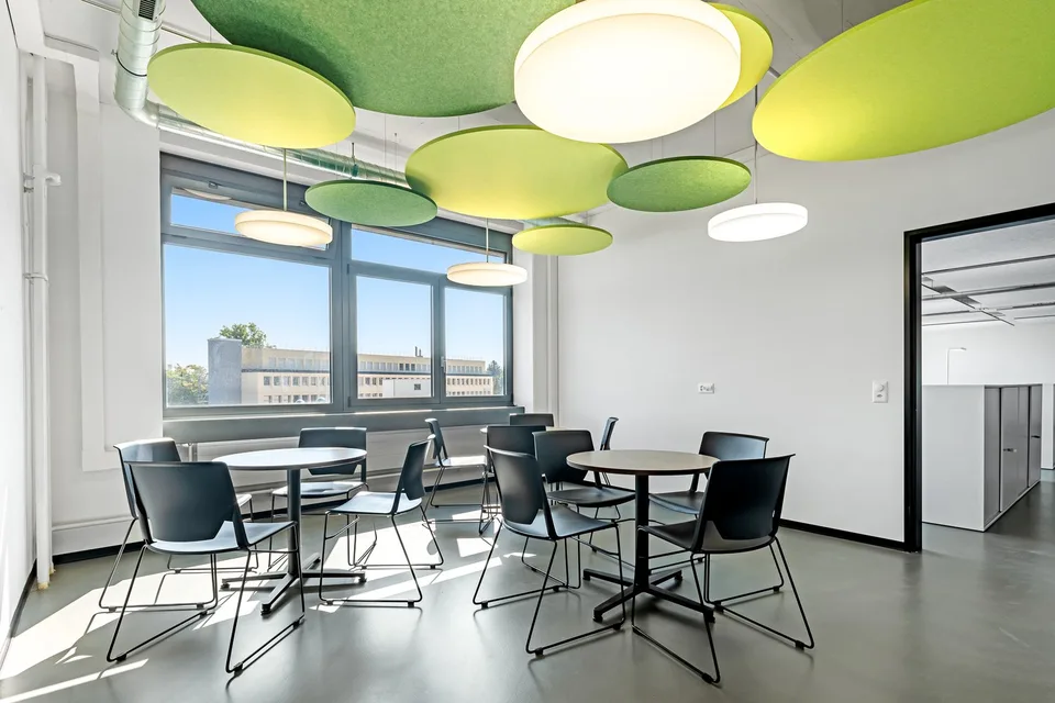 Espace de bureau étendu et moderne dans un style industriel – photo 6 sur 9