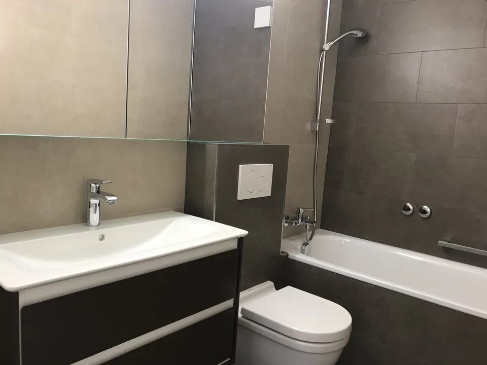 High-quality renovated apartment with balcony