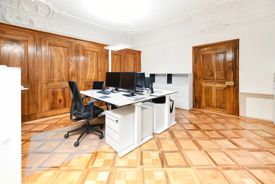 Edificio commerciale unico nel centro storico di St. Gallen "Zum Goldenen Apfel"