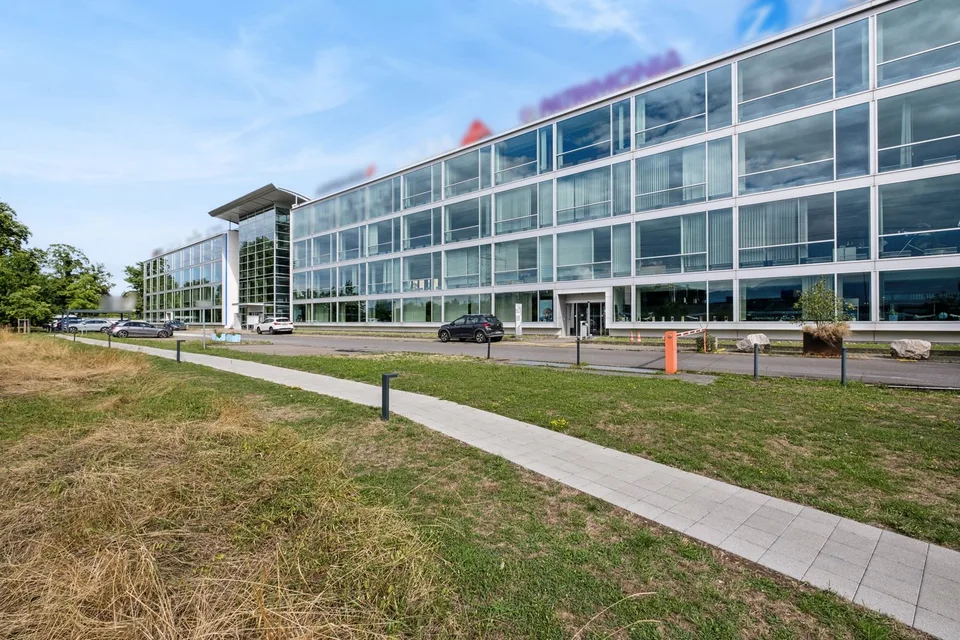 Bureaux Plug & Play à l'aéroport offrant une excellente visibilité