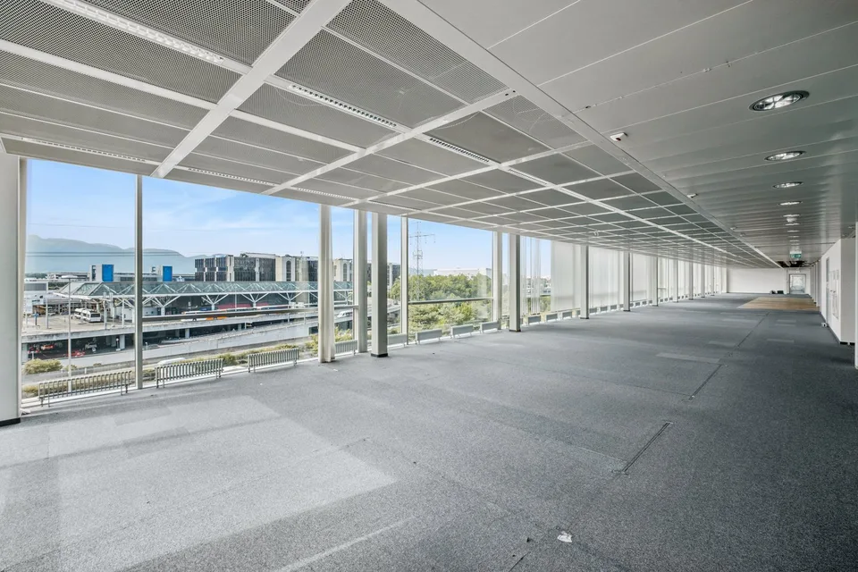 Bureaux Plug & Play à l'aéroport offrant une excellente visibilité