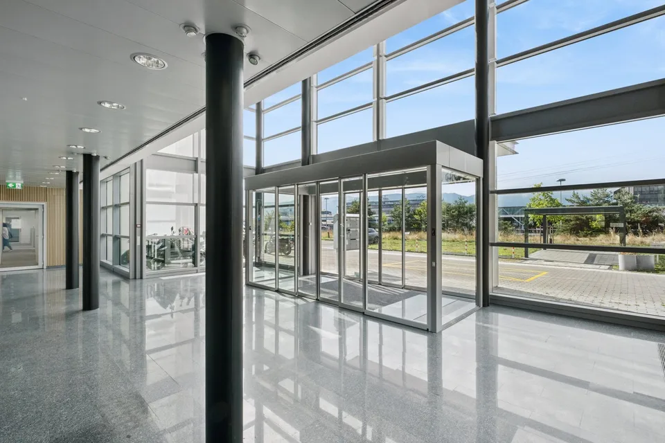 Bureaux Plug & Play à l'aéroport offrant une excellente visibilité