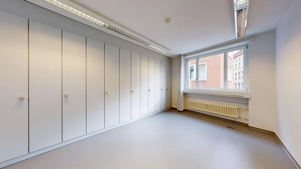 Espaces de bureau spacieux dans un emplacement idéal – photo 8 sur 11