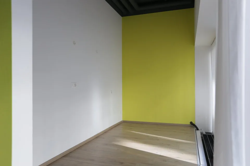 Open-Space-Büro / Praxis mit raumhohen Fenstern gegenüber der Kirschgartenpost
