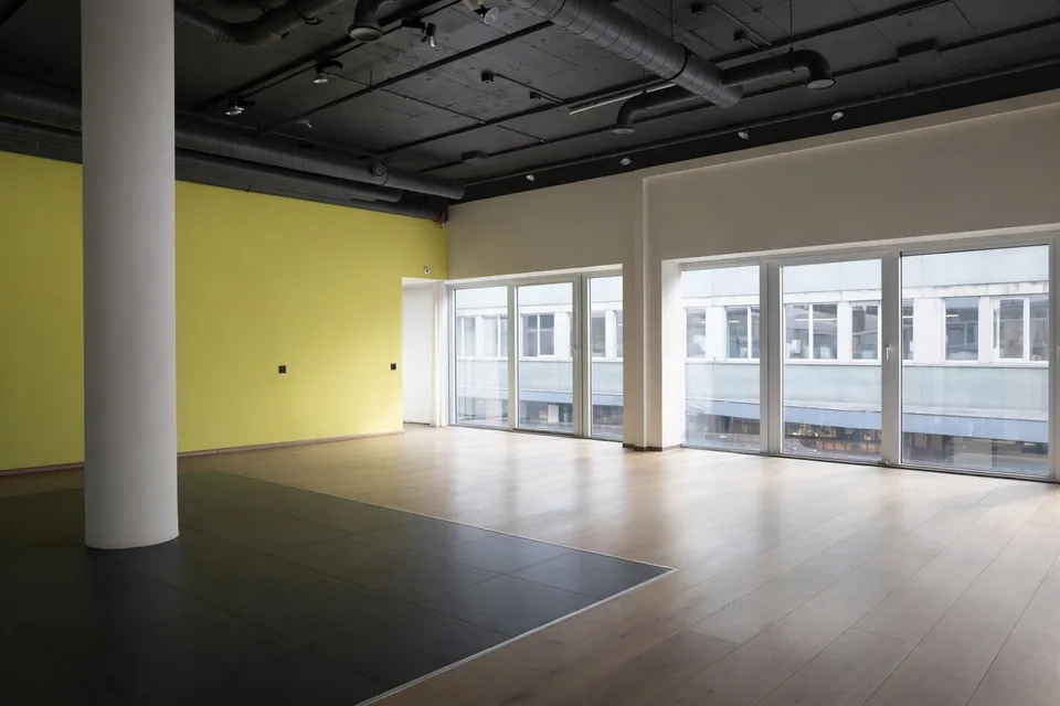 Open-Space-Büro / Praxis mit raumhohen Fenstern gegenüber der Kirschgartenpost