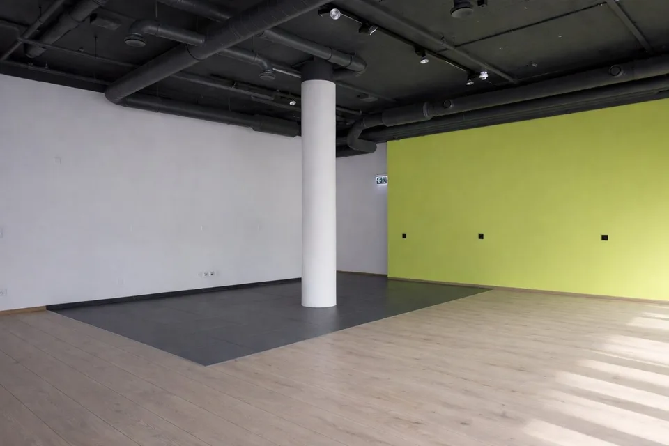 Open-Space-Büro / Praxis mit raumhohen Fenstern gegenüber der Kirschgartenpost