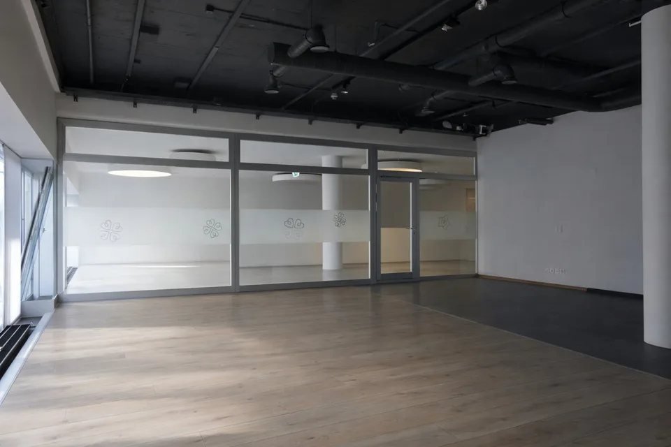 Büro-/Praxisfläche mit raumhohen Fenstern zur Sternengasse und Rolltreppenzugang – Foto 6 von 9