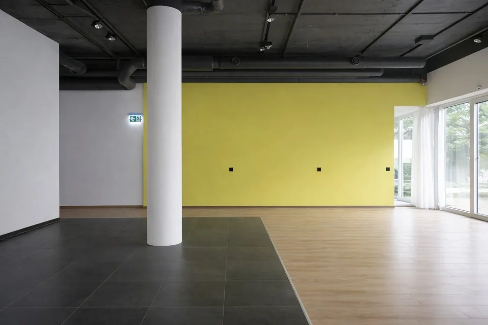 Open-Space-Büro / Praxis mit raumhohen Fenstern gegenüber der Kirschgartenpost