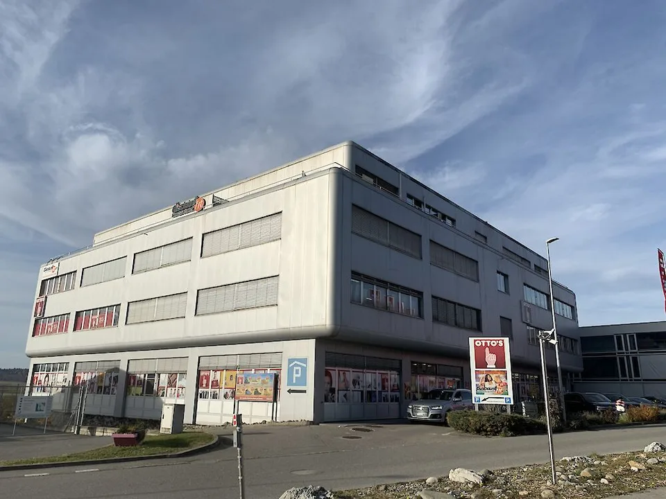 Geräumiges und helles Lokal an der Warpelstrasse in Düdingen