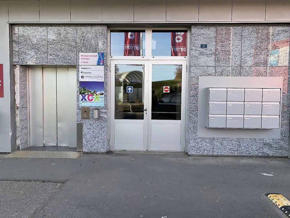 Geräumiges und helles Lokal an der Warpelstrasse in Düdingen