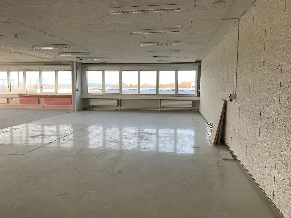 Geräumiges und helles Lokal an der Warpelstrasse in Düdingen