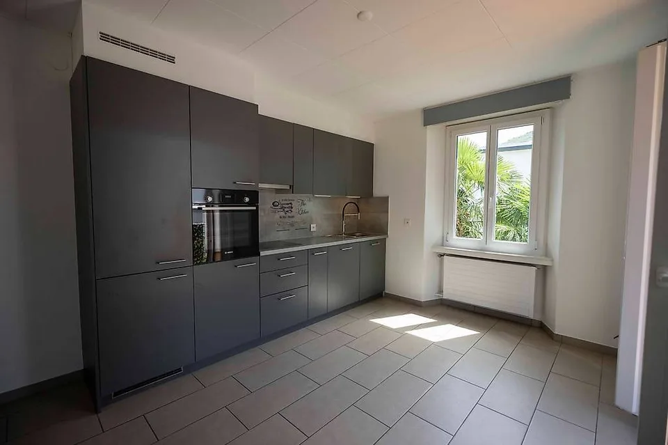 We rent bright 3.5 rooms in a small building