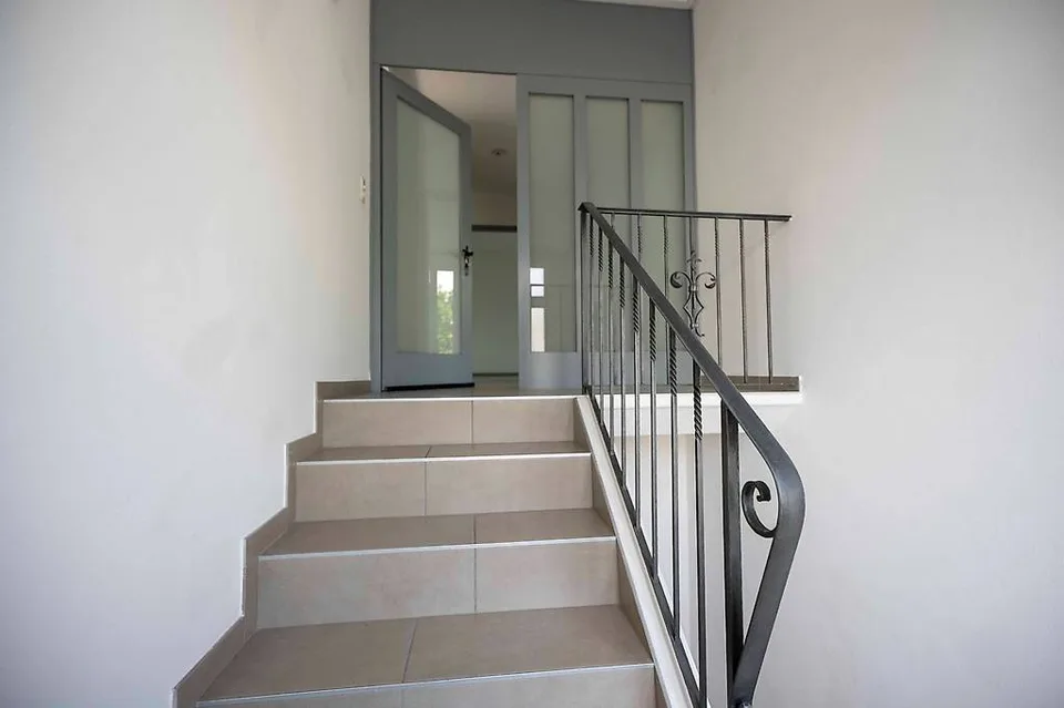 We rent bright 3.5 rooms in a small building